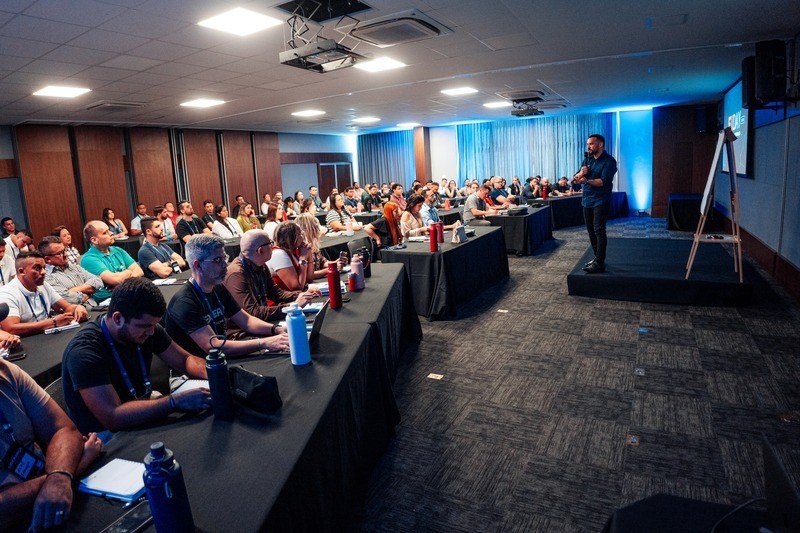 Treinamento com plateia em sala de eventos