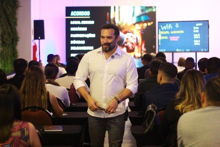 Turma em atividade prática de gestão